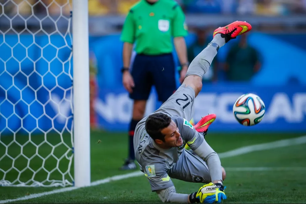حارس المرمى جوليـو سيسار من البرازيل أثناء ركلات الجزاء في مباراة دور الـ16 لكأس العالم 2014 بين البرازيل وتشيلي في استاد مينييراو. لا استخدام في البرازيل.