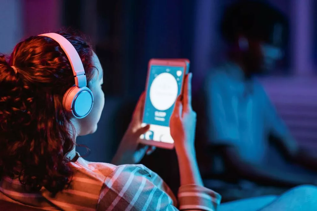 تحتوي هذه الصورة على سمة alt فارغة؛ اسم الملف هو back-view-woman-home-using-headphones-tablet-1024x683.jpg